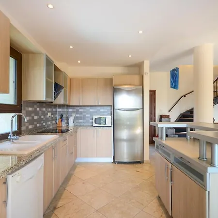 Sleeps 8 Pool Air Con Wifi Villa
