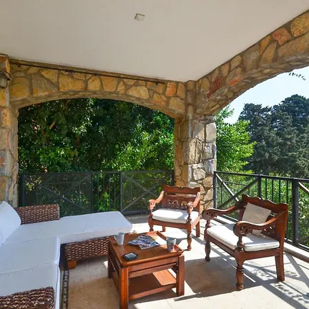 Sleeps 8 Pool Air Con Wifi Bitez
